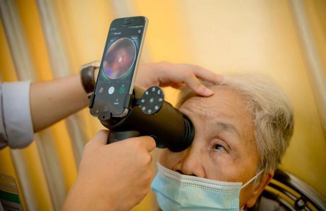 [윤주혜의 C] "버려진 스마트폰이 '희망의 빛'으로…기술과 디자인의 접목"